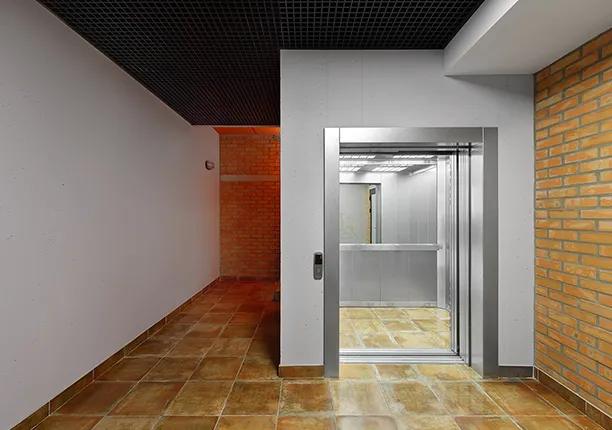 Rozumiejąc, że dźwig jest kontynuacją zespołu architektonicznego i wnętrza holu, firma rozpatruje projekt wnętrza kabiny jako integralną część ogólnej koncepcji budynku.